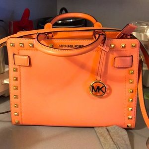Michael Kors pocket book.  CLEAN!  NEW!  Haven’t used.